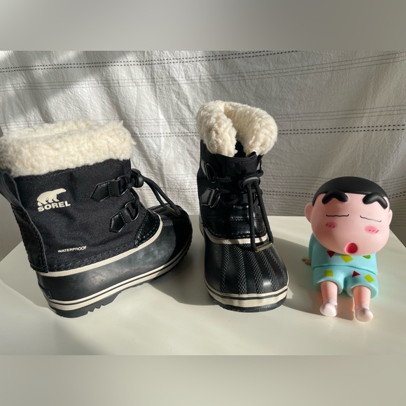 Sorel kid waterproof winter boot. Kid size 11. - Picture 12 of 16